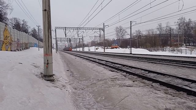 Электрички у остановочного пункта Кучино (Реутов - Железнодорожная) 19 февраля 2022 года
