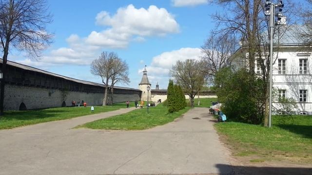 На территории псковского кремля. Псков. Псковский Кремль. Псковский Кром. Возле дома причта.
