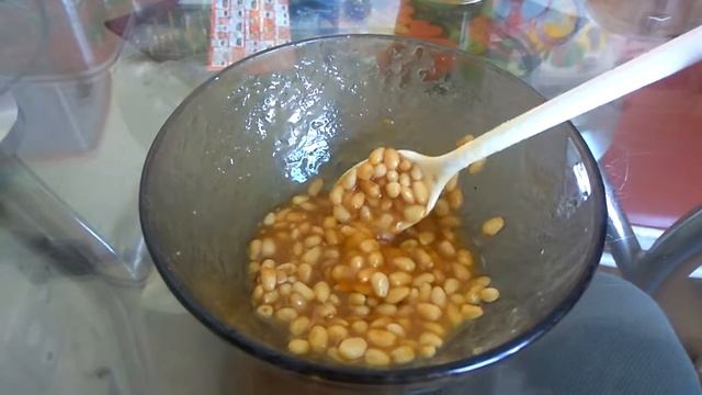 Сыроедная сладость - мёд с кедровыми орешками.