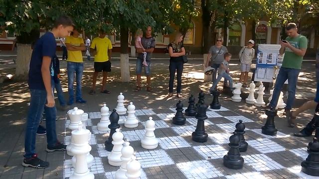 Шахматы на Петровском бульваре в Азове.