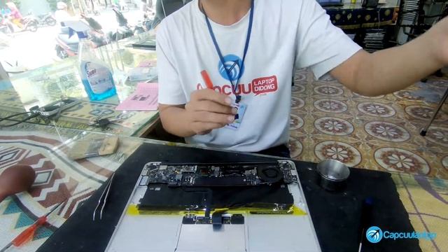Xem chuyên viên cấp cứu Macbook Air A1369 bị loạn phím mới biết độ khó thế nào – Capcuulaptop.com