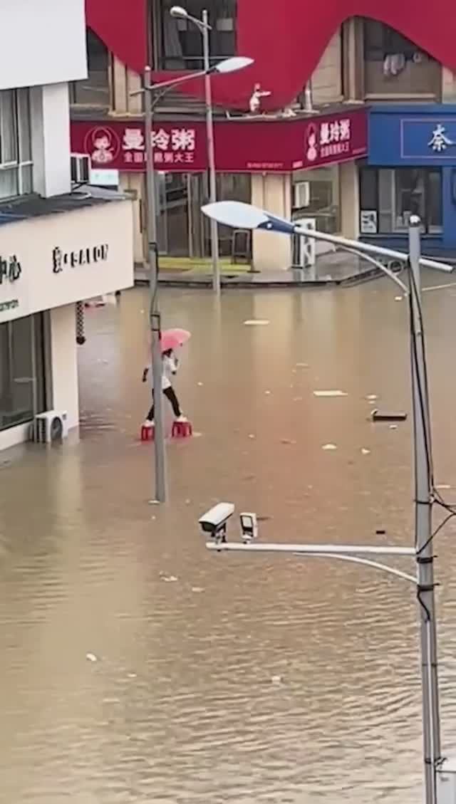 Вот вам лайфхак, что делать при наводнении в вашем городе... надо только потренироваться
