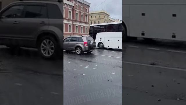 В Санк Петербурге пассажирский автобус врезался в два автомобиля, пробил ограду на набережной Мойки