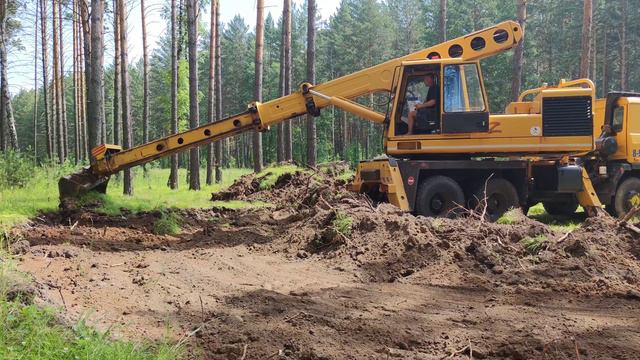 Убираем плодородный слой под фундамент дома.