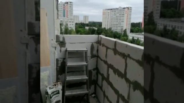 Кладка из пеноблоков под монтаж пластиковых окон.