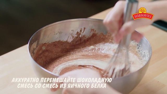 Шоколадный пирог с вишневым вареньем