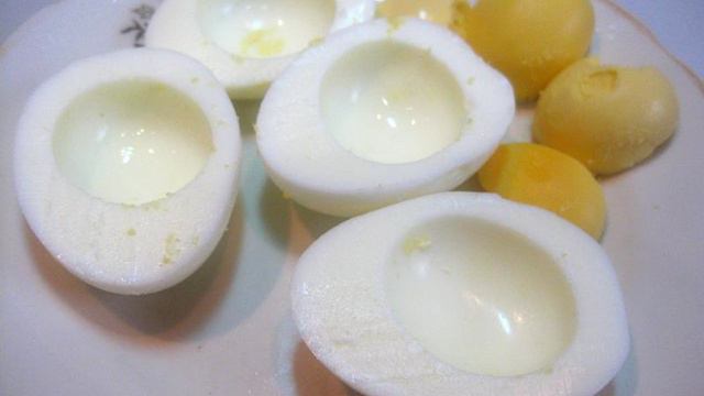 Яйца фаршированные икрой трески