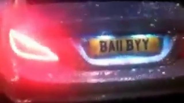 Российская студентка в Лондоне обклеила свой Mercedes миллионом страз