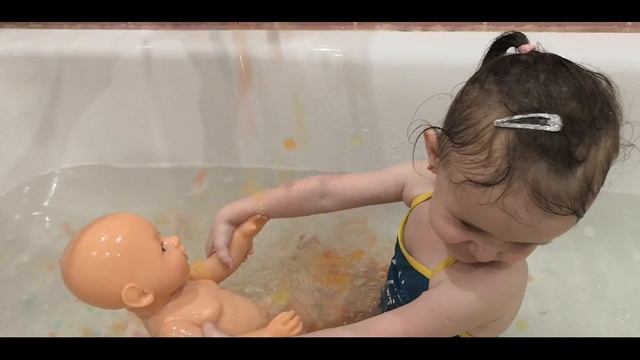 Алиса и Мила собрались купаться а мама приготовила им не большой сюрприз..