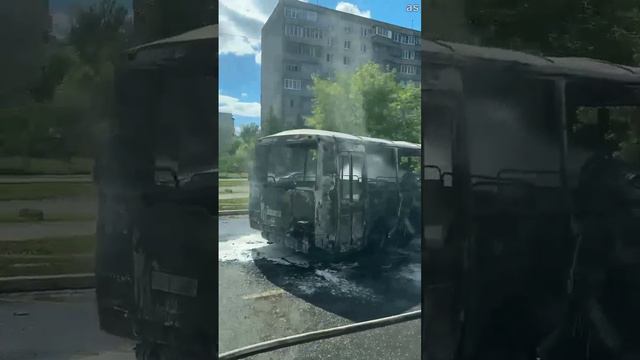 Автобус с пассажирами загорелся в Оренбурге во время движения
