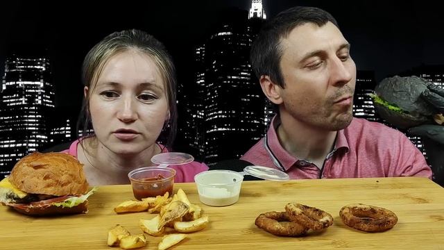 МУКБАНГ БУРГЕР ЛУКОВЫЕ КОЛЬЦА И ФРИ | MUKBANG BURGER ONION RINGS AND FRIES. #burger #mukbang
