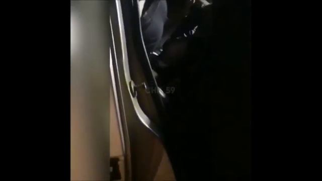мужчину жестко избивают полицейские