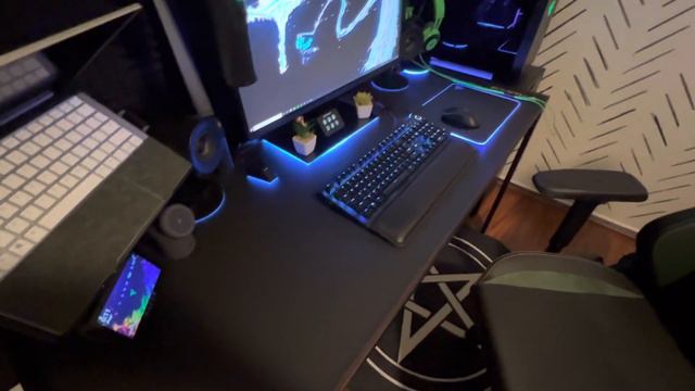 Secretlab magnus desk quick review.  #gamingsetup #secretlabs