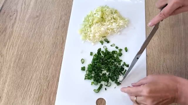 Przepyszna surówka z kapusty pekińskiej i pora ? nigdy się nie znudzi ? idealna do obiadu