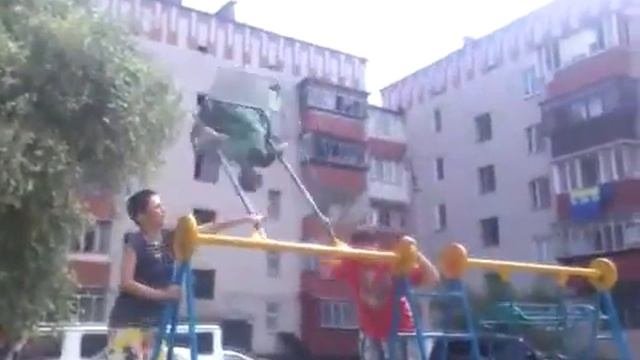 Суровые парни на качелях!я долго ржал 100500!Качелмены!