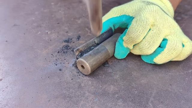Stop using this method if you are installing the hinge on a thin pipe