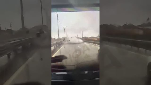 В Дагестане водитель так спешил, что впечатался в отбойник и вылетел из-за руля.