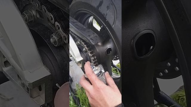 Как экономично и просто смазать цепь на мотоцикле.#мото#смазка цепи