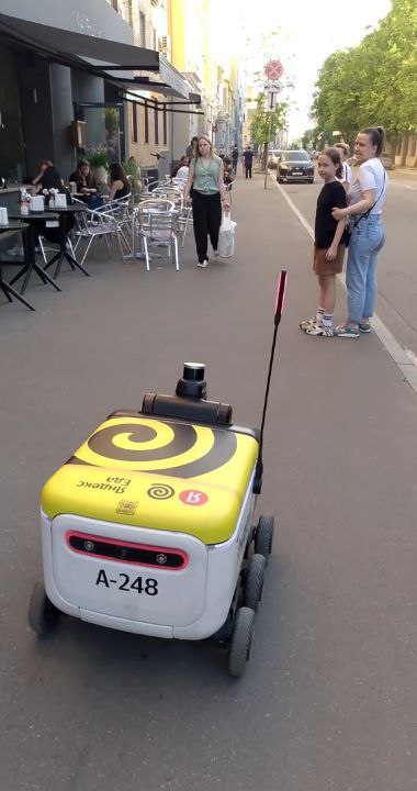 Робот-доставщик еды в центре Москвы....