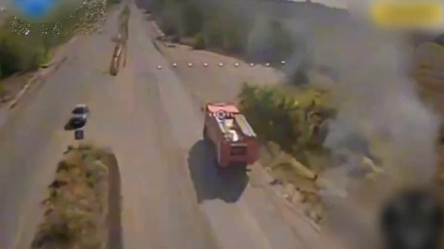 🇷🇺🇺🇦ВСУ опубликовали видео,на котором видно,как оператор дрона-камикадзе целенаправленно атакует