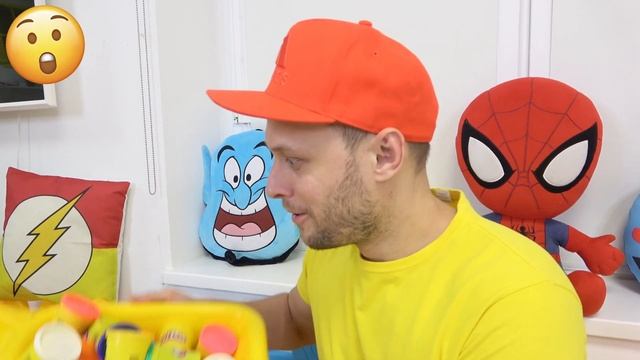 Лев и папа готовят разноцветную лапшу. Веселое видео на канале LEV family SHOW RUS