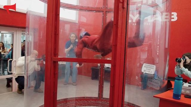 Летать можно не только во сне: во Владивостоке открылась аэротруба "FLYHAB"