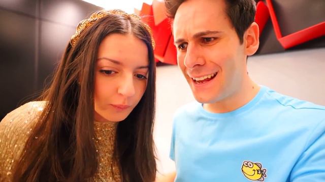 LUÌ E SOFÌ NELLA CASA CON PISCINA! RICCHI VS POVERI CHALLENGE!! TOUR DELLA CASA!!! | Me Contro Te