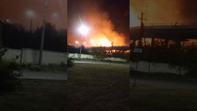 🔥🇷🇺🇺🇦 ВСУ открыли огонь по городу Ровеньки, огнем объята нефтебаза,также повреждены дома вокруг