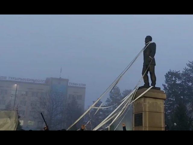 Протестующие снесли памятник Назарбаеву! Майдан в Казахстане сегодня