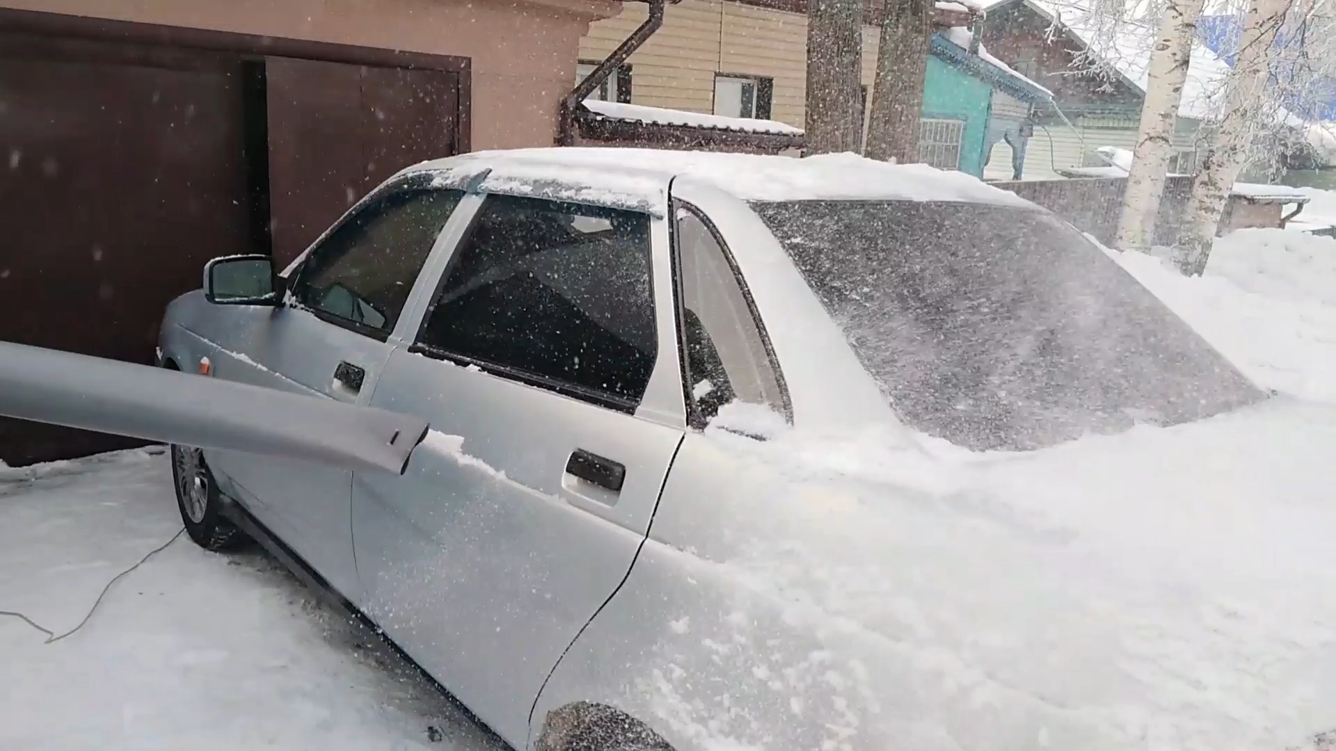Очистка снега с автомобиля электровоздуходувкой.