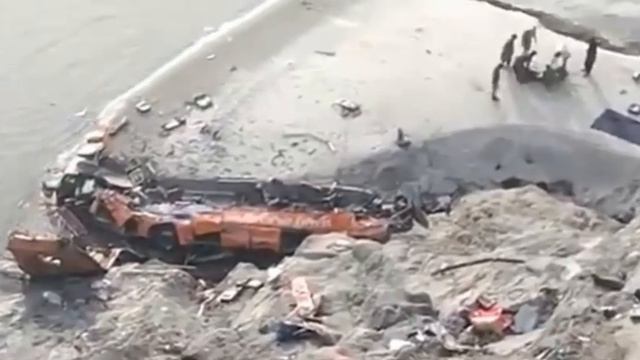 Около 20 человек погибли при крушении автобуса на горной дороге в Пакистане.