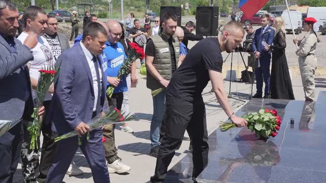 К годовщине освобождения Мариуполя молодежь ДНР возложила цветы к памятнику рабочим «Азовстали»