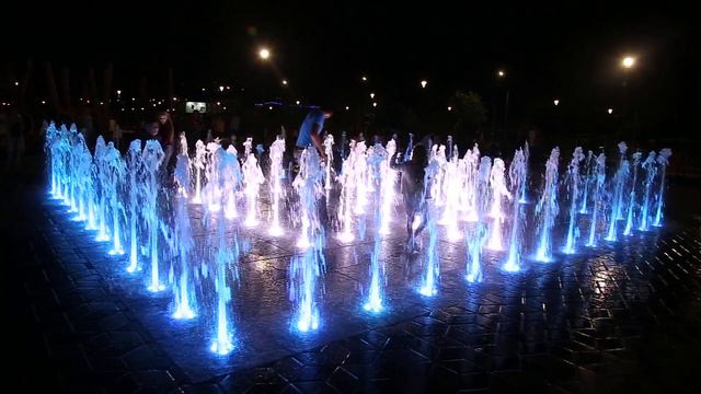 В Солигорске появился "пешеходный" фонтан с вечерней подсветкой