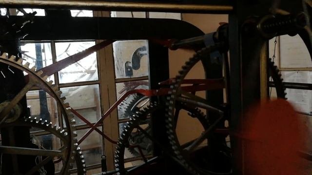 Работа часового механизма в башне Астраханского кремля.