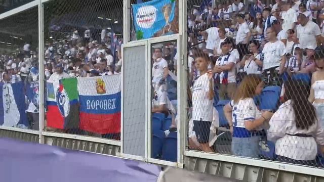 🦁 На матче РПЛ между «Факелом» и «Динамо» болельщики вывесили флаг в поддержку Белгорода