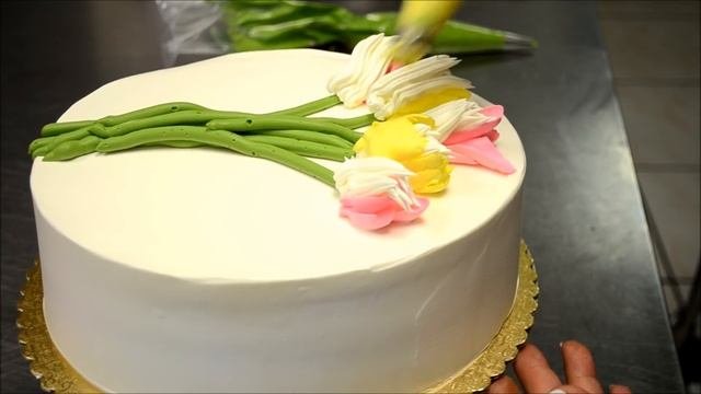 How to decorate a cake with tulips