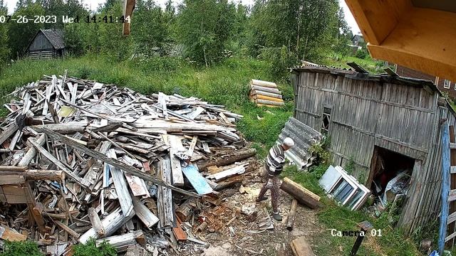Соседка ворует дрова у соседа