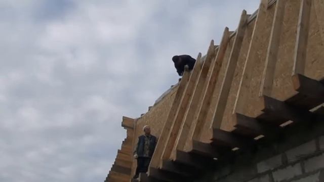 Часть 9. Установка наклонных стропил, устройство узла соединения стропилы и балки перекрытия.