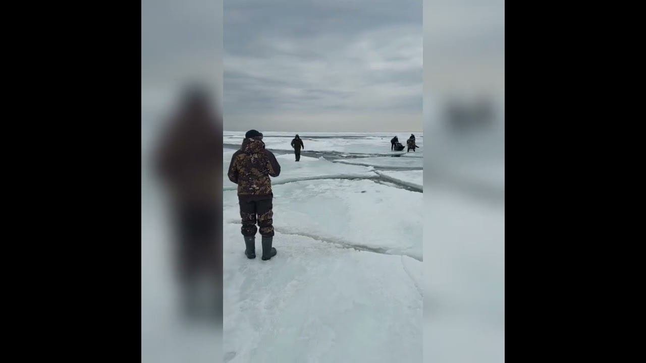 Шок рыбаки бегут бегством со льда
