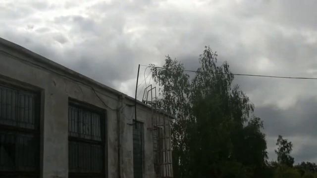 Ох рано встает охрана. Но кто то раньше. Тобиас с Бибриком охраняет свой корм.