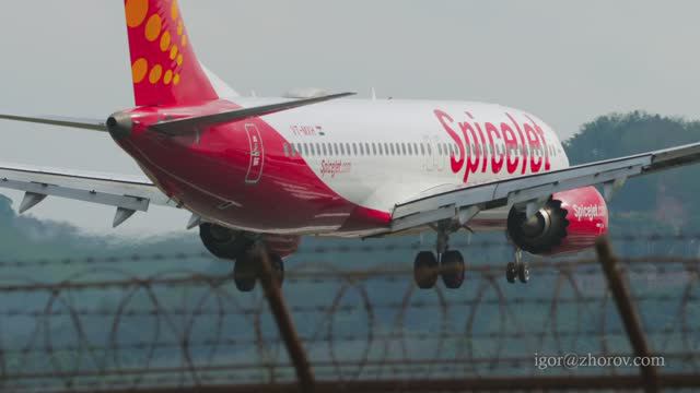 Боинг 737MAX авиакомпании SpiceJet приземляеттся в аэропорту Пхукета.