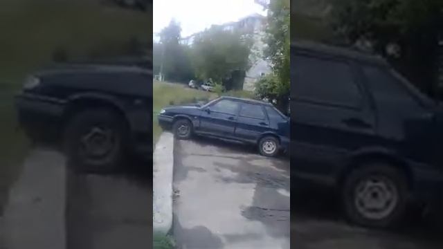 Жители дома на Мечникова уже не первый год борются с проблемой ливнёвок.