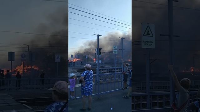 Кадры с места пожара в Воронеже в районе улицы Электровозной. Отрожка.