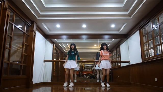 Red Velvet Russian Roulette by Sandy&Mandy (dance cover)
