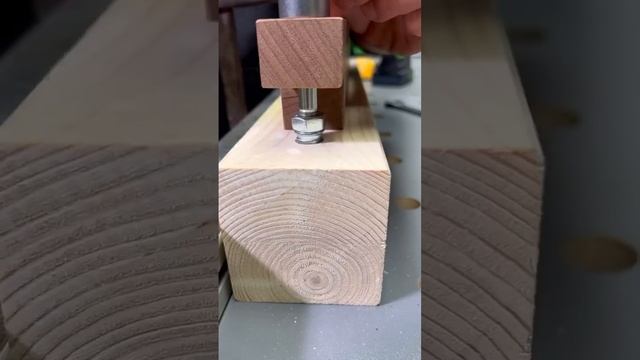 Устоновка мебельной гайки
