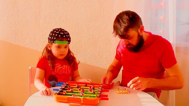 Детская игра - ФУТБОЛ !!! Давид и папа открывают Новую ИГРУШКУ !!! Видео для детей! (0+)