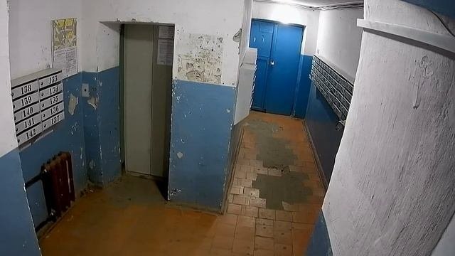 Мужчина ломает почтовый ящик, а потом раскаивается