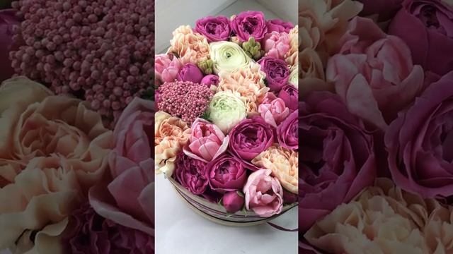 Коробочка цветов №7 из пионовидных роз, гвоздики, ранункулюсов