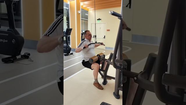 Упражнения для укрепления мышц верхних конечностей и мышц пресса. Выполняет доктор Леонид Буланов.