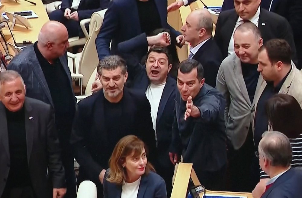 Грузинские депутаты кидались бутылками во время обсуждения закона об иноагентах / События на ТВЦ